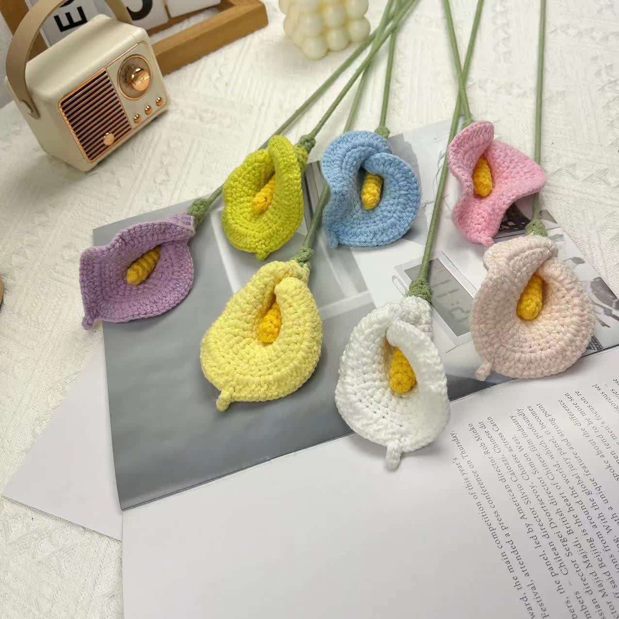 Bouquet di calle lavorate a maglia e all'uncinetto a mano