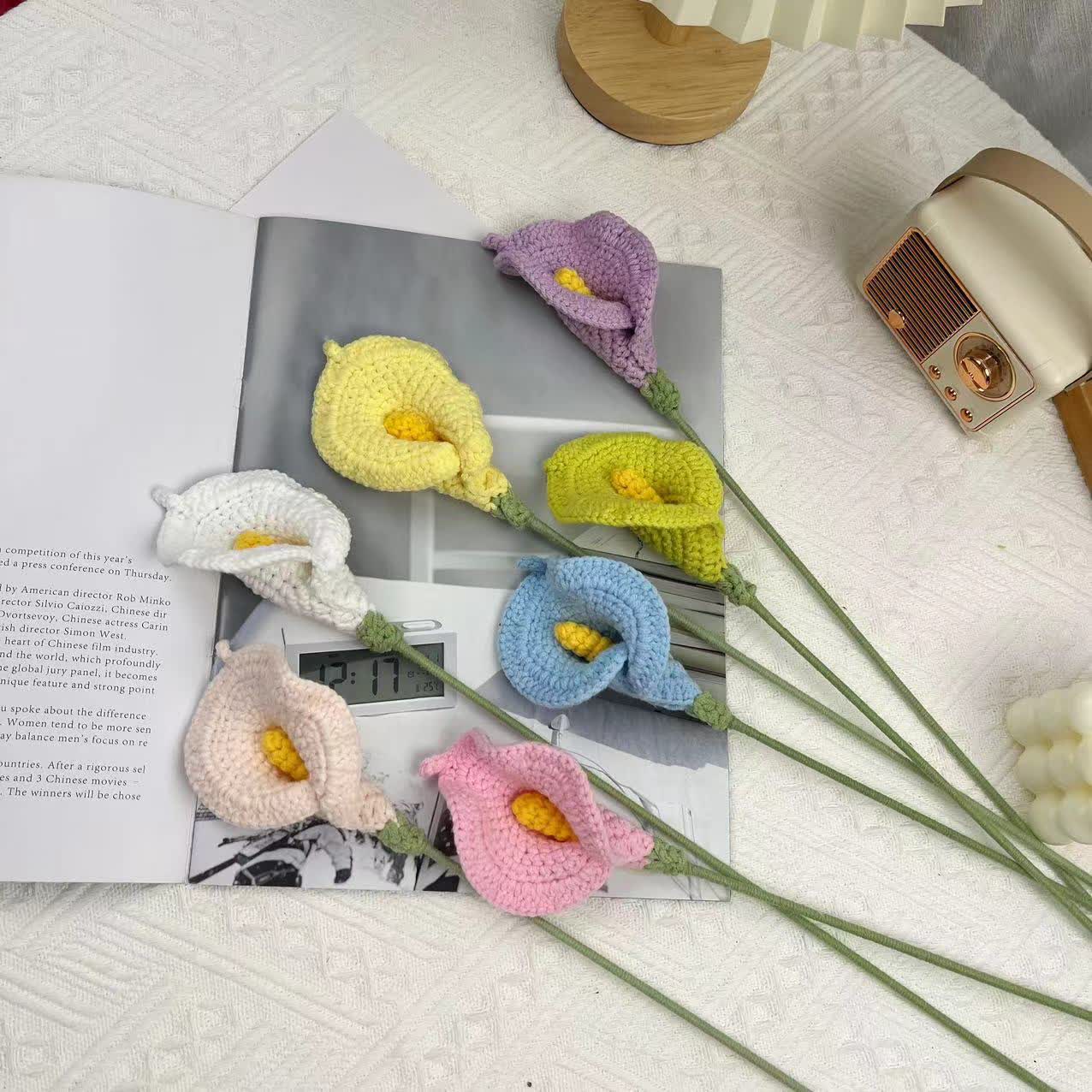 Bouquet di calle lavorate a maglia e all'uncinetto a mano