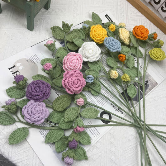 Bouquet di rami di camelia lavorati a maglia e all'uncinetto