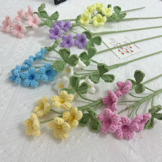 Oxalis Corniculata lavorata a maglia e all'uncinetto