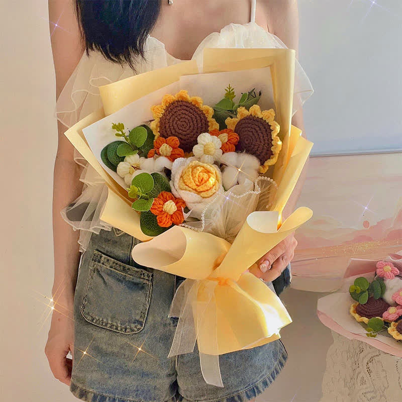 Bouquet creativo di rose lavorate a maglia e all'uncinetto
