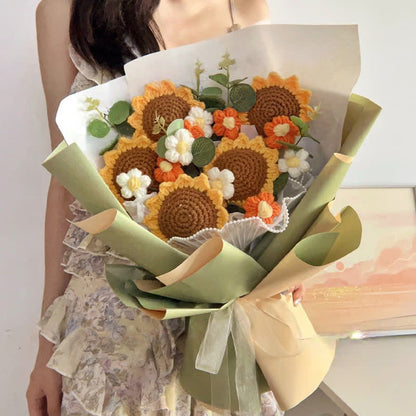 Bouquet creativo di rose lavorate a maglia e all'uncinetto