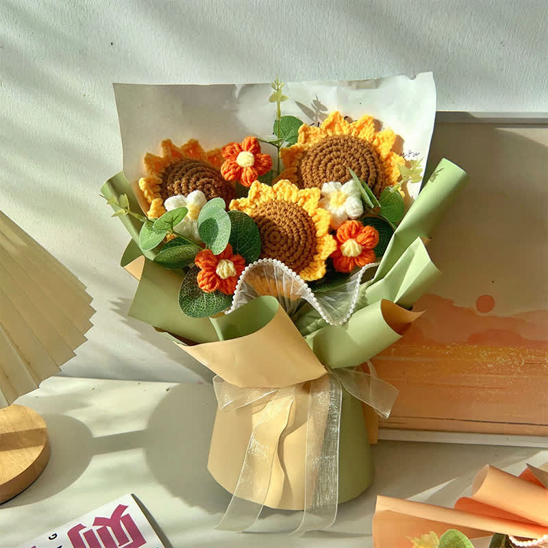 Bouquet creativo di rose lavorate a maglia e all'uncinetto