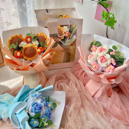 Bouquet creativo di rose lavorate a maglia e all'uncinetto