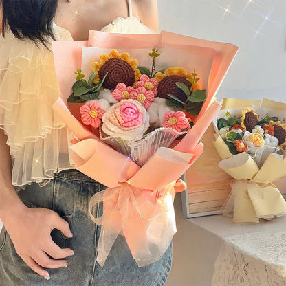 Bouquet creativo di rose lavorate a maglia e all'uncinetto
