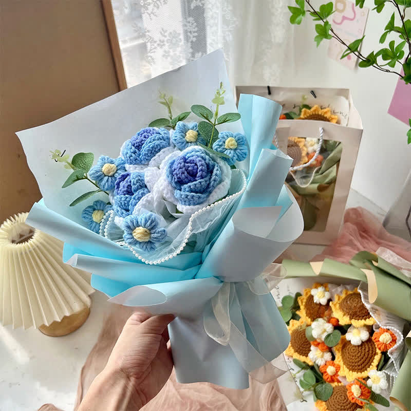 Bouquet creativo di rose lavorate a maglia e all'uncinetto