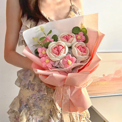 Bouquet creativo di rose lavorate a maglia e all'uncinetto