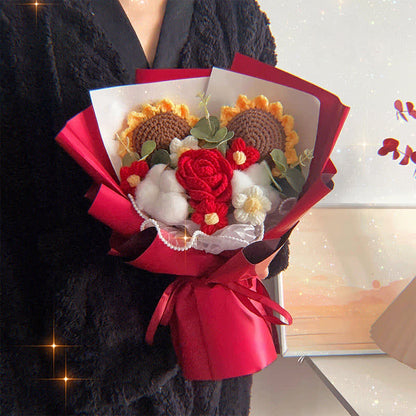 Bouquet creativo di rose lavorate a maglia e all'uncinetto