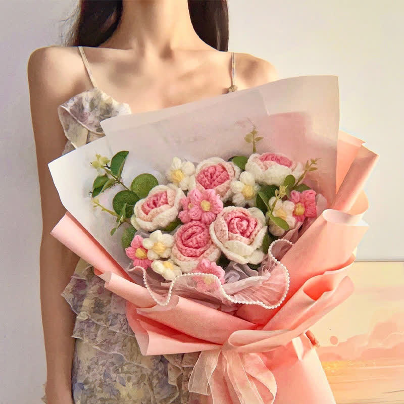 Bouquet creativo di rose lavorate a maglia e all'uncinetto
