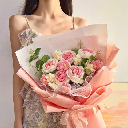 Bouquet creativo di rose lavorate a maglia e all'uncinetto