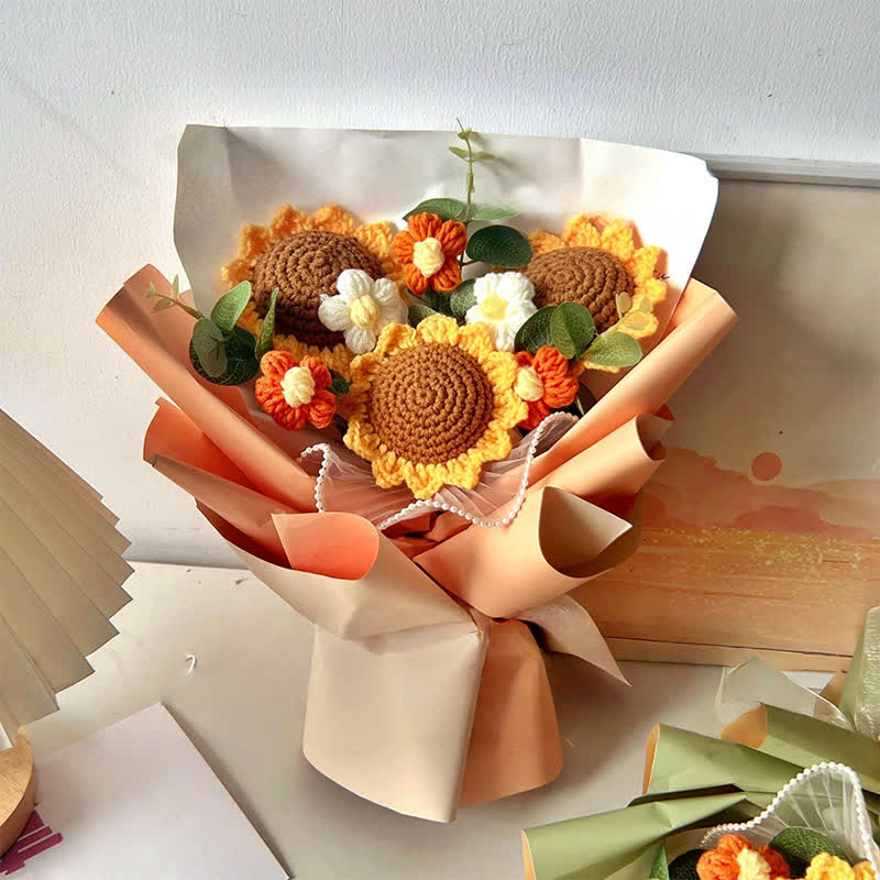 Bouquet creativo di rose lavorate a maglia e all'uncinetto