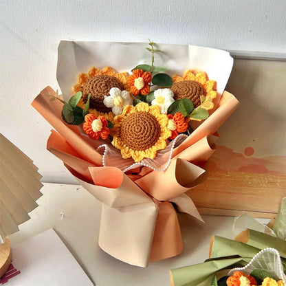 Bouquet creativo di rose lavorate a maglia e all'uncinetto