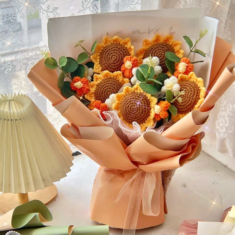 Bouquet creativo di rose lavorate a maglia e all'uncinetto