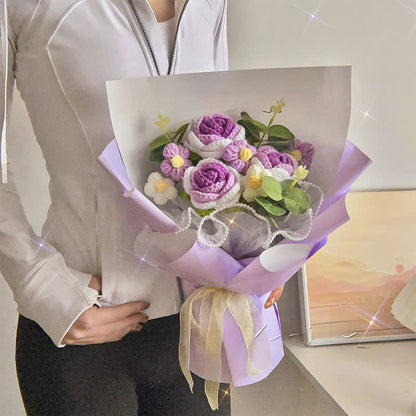 Bouquet creativo di rose lavorate a maglia e all'uncinetto