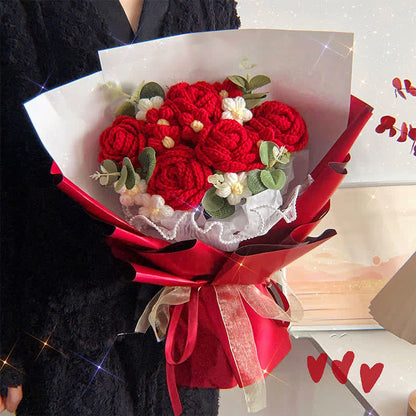 Bouquet creativo di rose lavorate a maglia e all'uncinetto