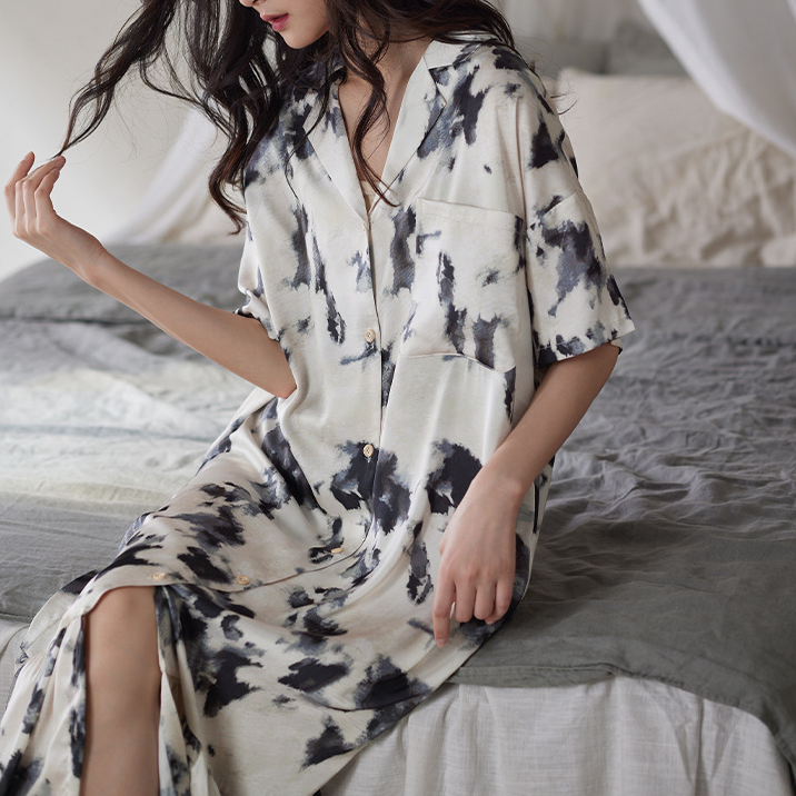 Camicia da notte in raso di seta con scollo a revers