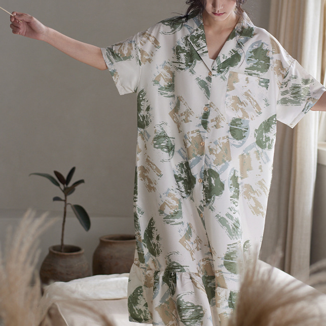 Camicia da notte semplice in raso di seta a maniche corte