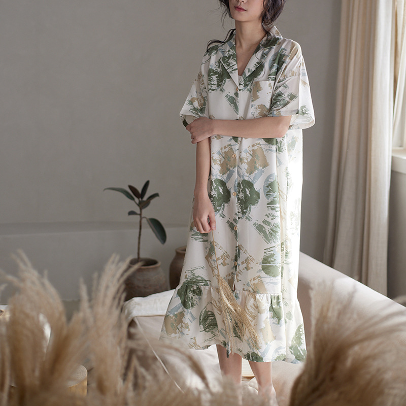 Camicia da notte semplice in raso di seta a maniche corte
