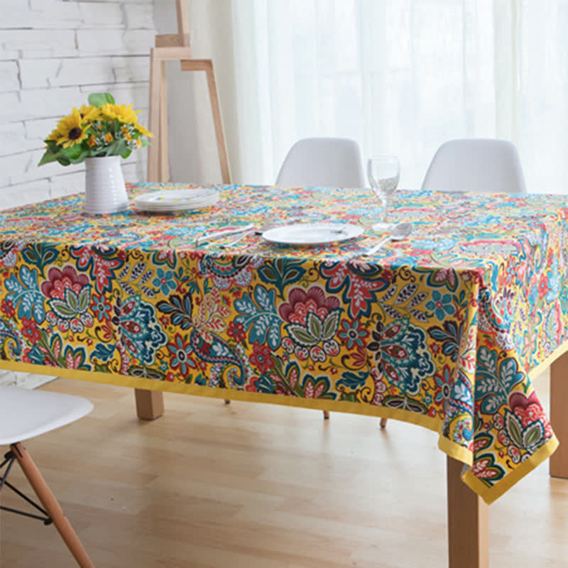 Tovaglia con fiori botanici colorati in stile boho