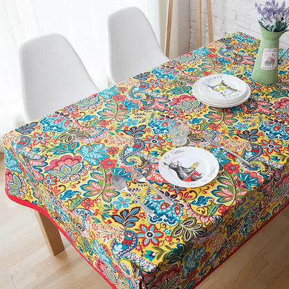 Tovaglia con fiori botanici colorati in stile boho