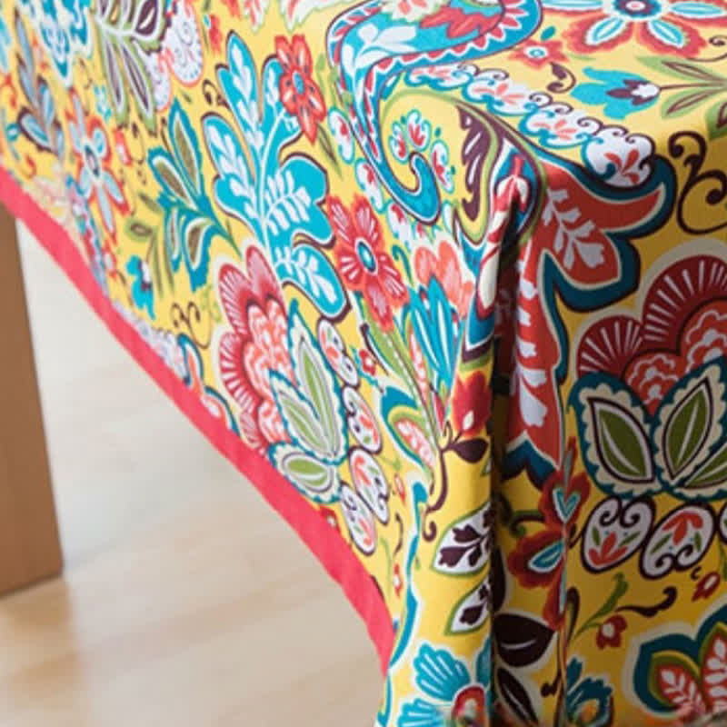 Tovaglia con fiori botanici colorati in stile boho