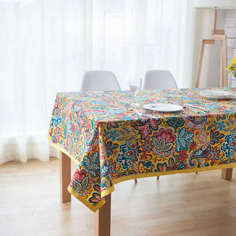 Tovaglia con fiori botanici colorati in stile boho