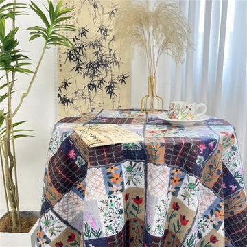 Tovaglia classica con nappe di piante verdi e floreali