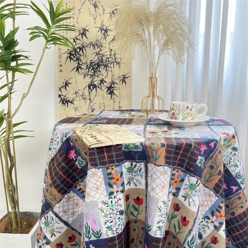 Tovaglia classica con nappe di piante verdi e floreali
