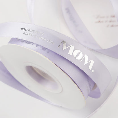 Confezione regalo per la festa della mamma con bouquet e nastro di raso