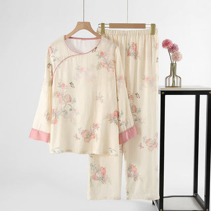 Loungewear in raso morbido con farfalle floreali