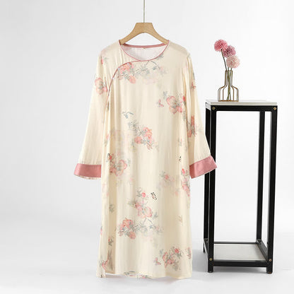 Loungewear in raso morbido con farfalle floreali