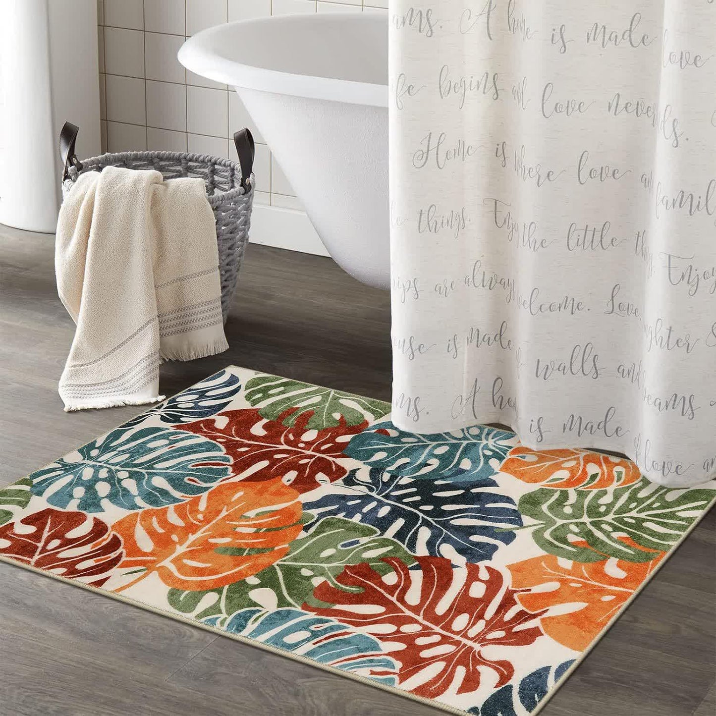 Tappeto con foglie e fiori di colore tropicale