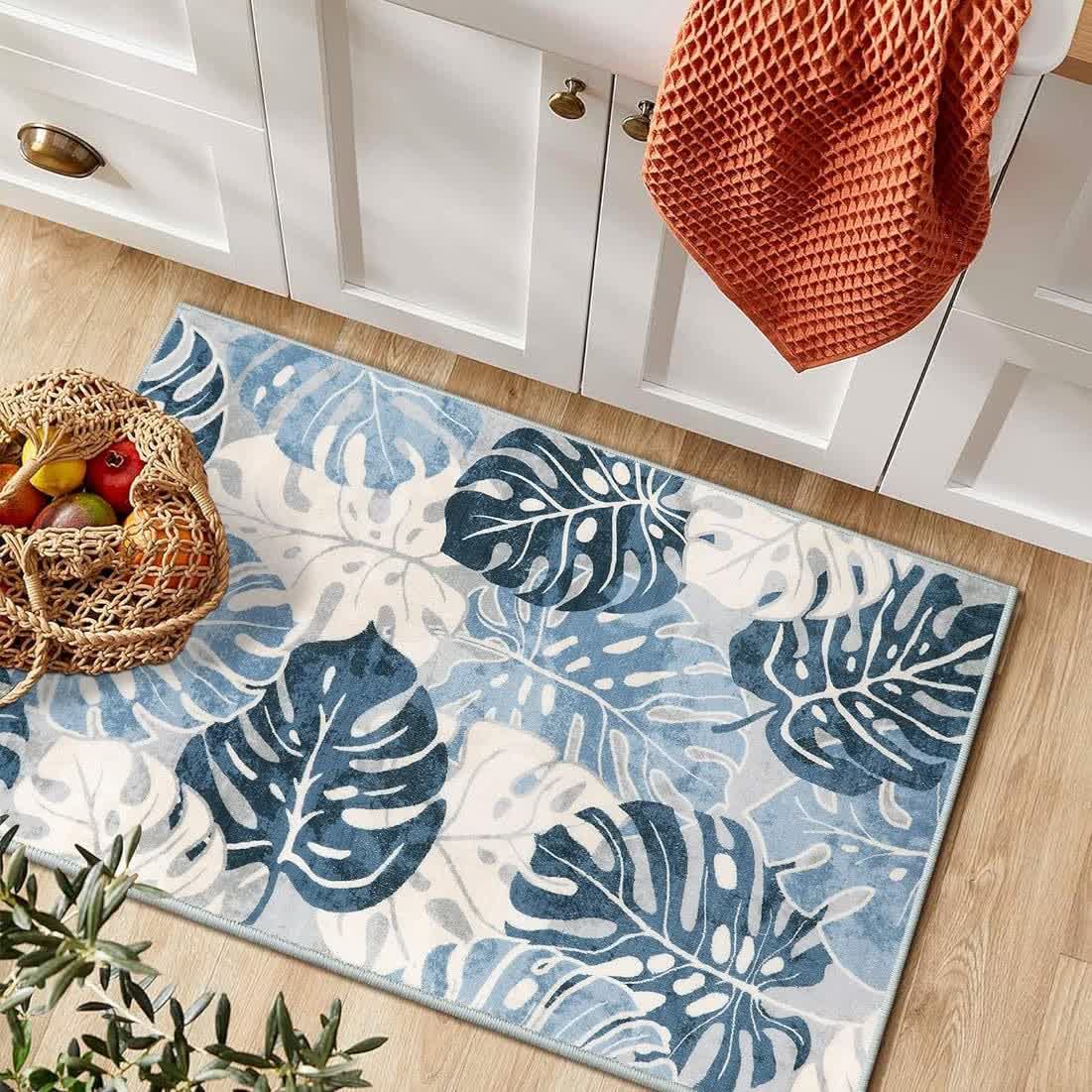 Tappeto con foglie e fiori di colore tropicale