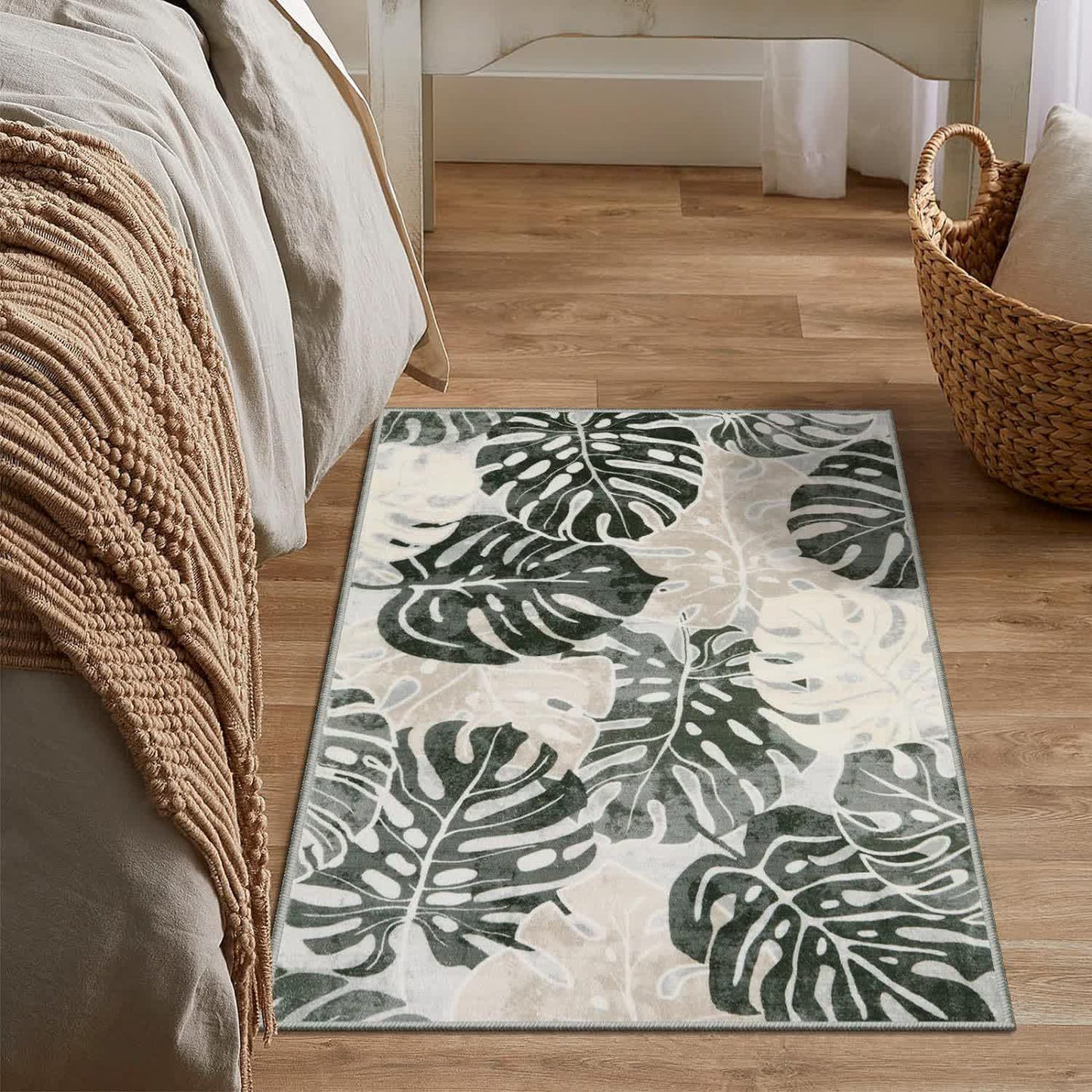 Tappeto con foglie e fiori di colore tropicale