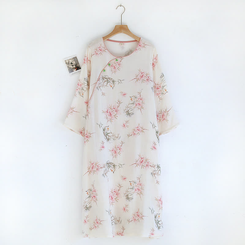 Elegante abbigliamento da casa con foglie di ciliegio in fiore