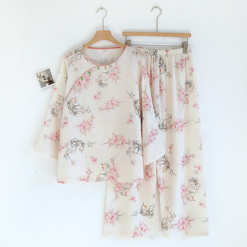 Elegante abbigliamento da casa con foglie di ciliegio in fiore