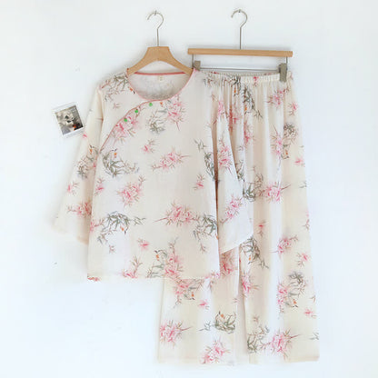 Elegante abbigliamento da casa con foglie di ciliegio in fiore