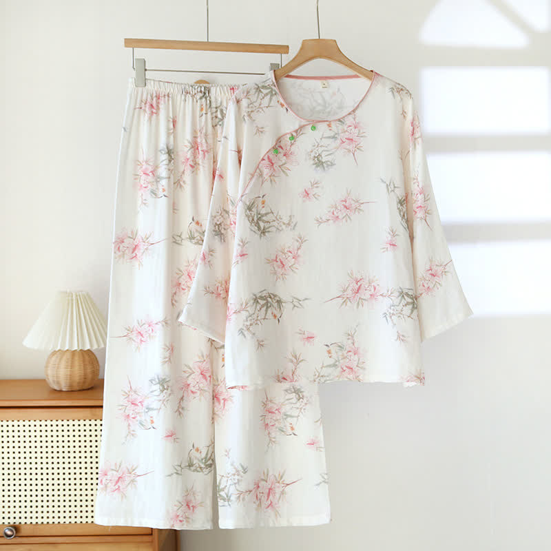 Elegante abbigliamento da casa con foglie di ciliegio in fiore