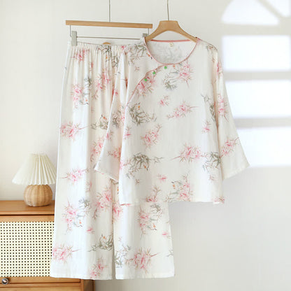 Elegante abbigliamento da casa con foglie di ciliegio in fiore
