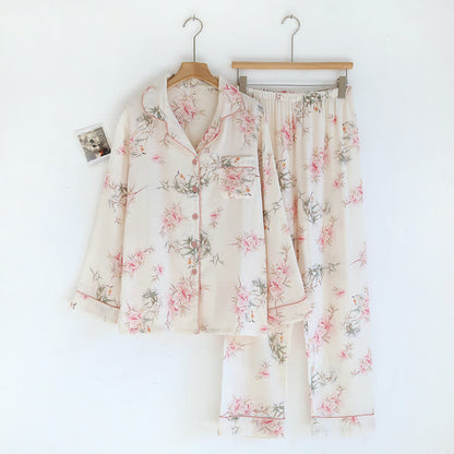 Elegante abbigliamento da casa con foglie di ciliegio in fiore