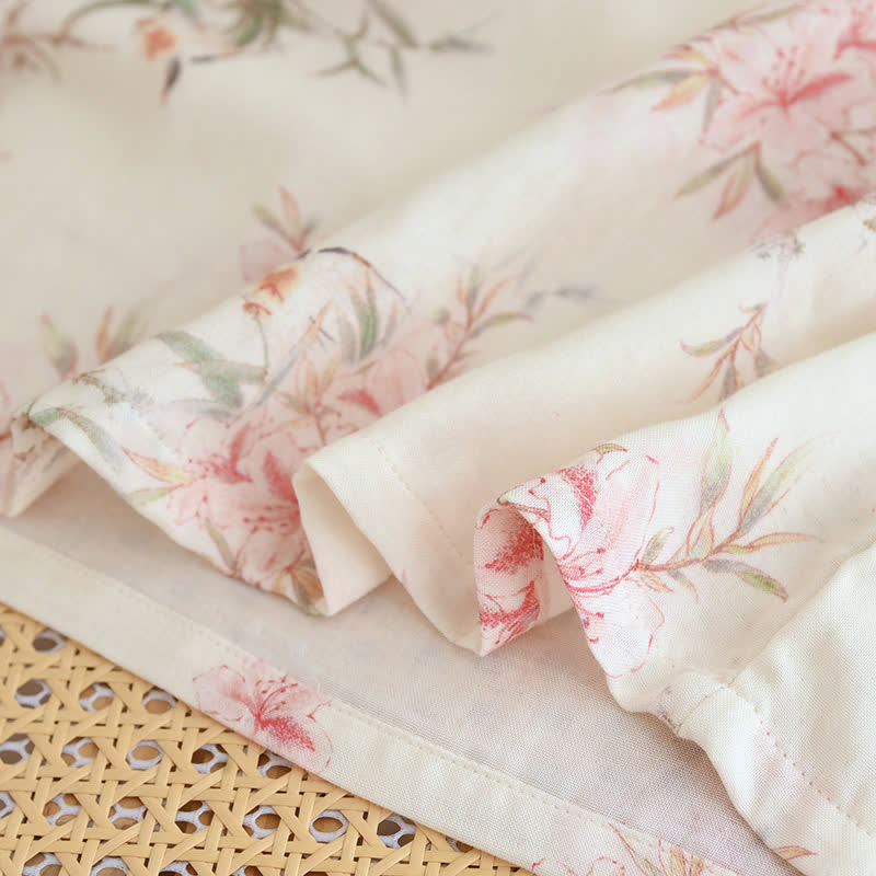 Elegante abbigliamento da casa con foglie di ciliegio in fiore