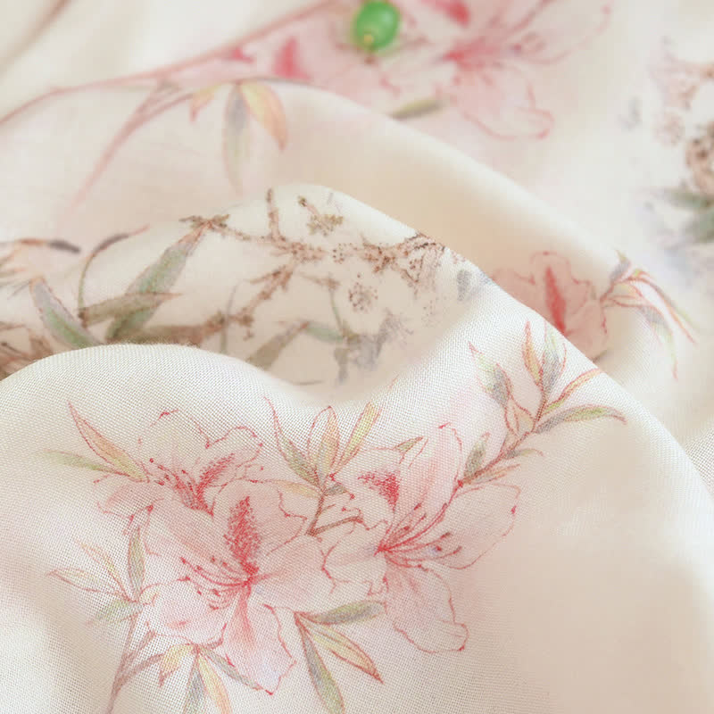 Elegante abbigliamento da casa con foglie di ciliegio in fiore