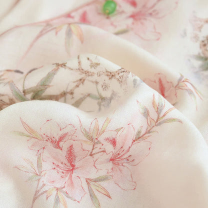 Elegante abbigliamento da casa con foglie di ciliegio in fiore