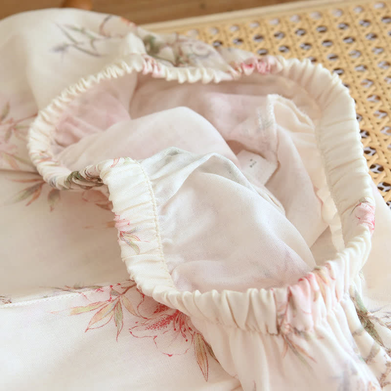 Elegante abbigliamento da casa con foglie di ciliegio in fiore