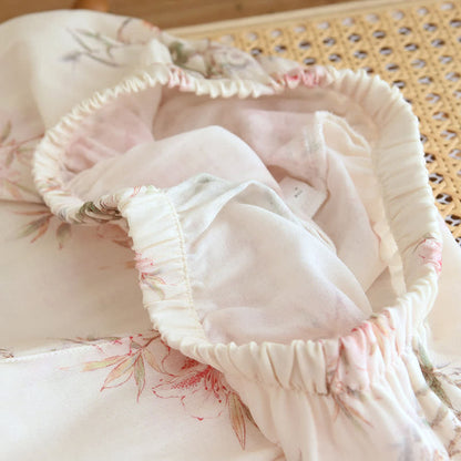 Elegante abbigliamento da casa con foglie di ciliegio in fiore