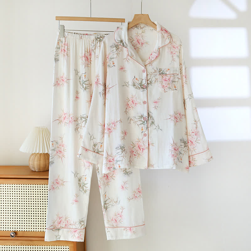 Elegante abbigliamento da casa con foglie di ciliegio in fiore