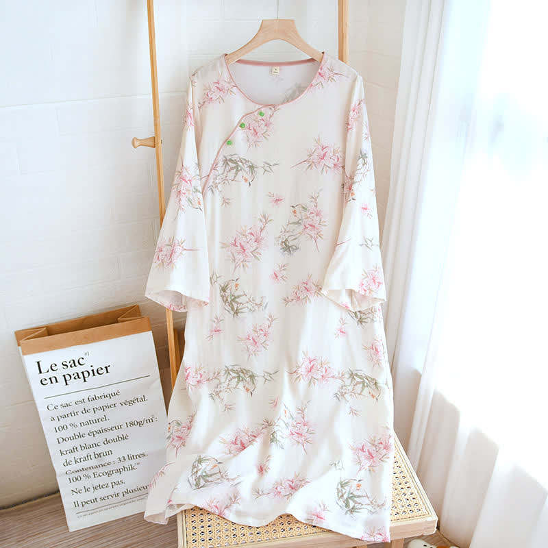 Elegante abbigliamento da casa con foglie di ciliegio in fiore