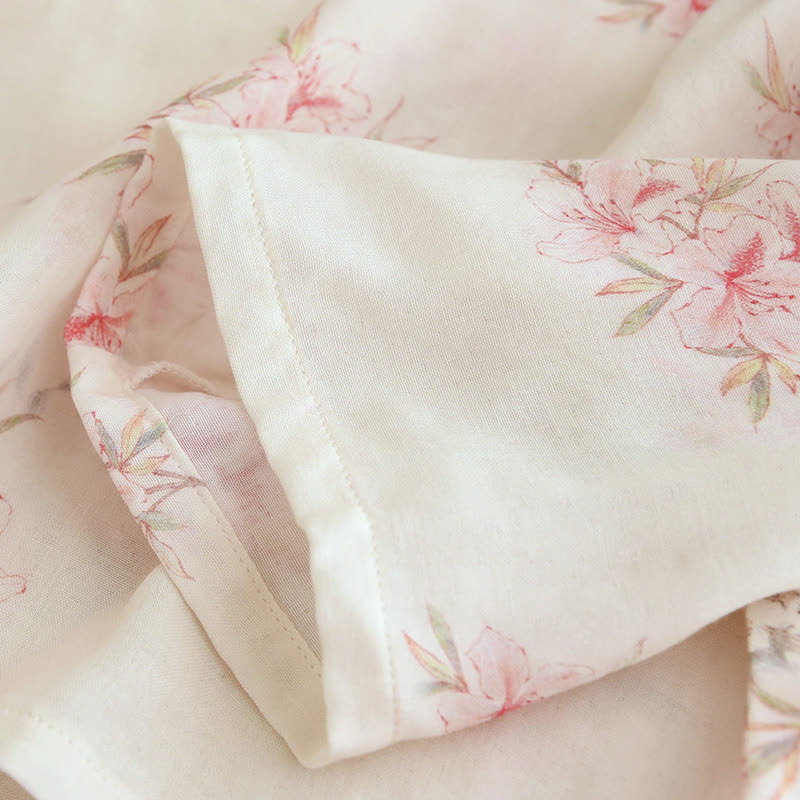 Elegante abbigliamento da casa con foglie di ciliegio in fiore