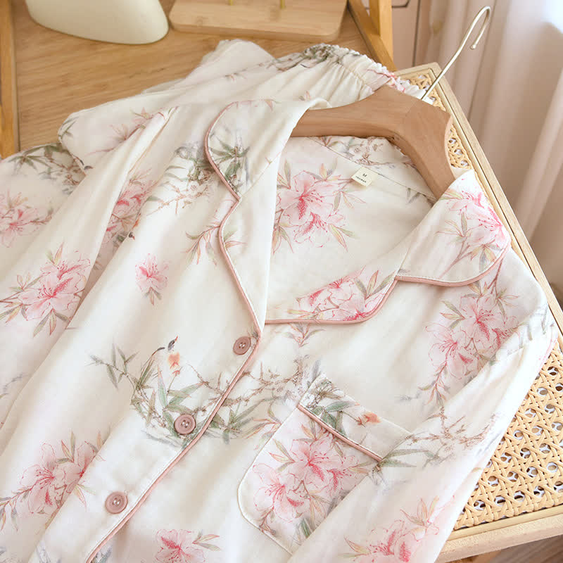 Elegante abbigliamento da casa con foglie di ciliegio in fiore