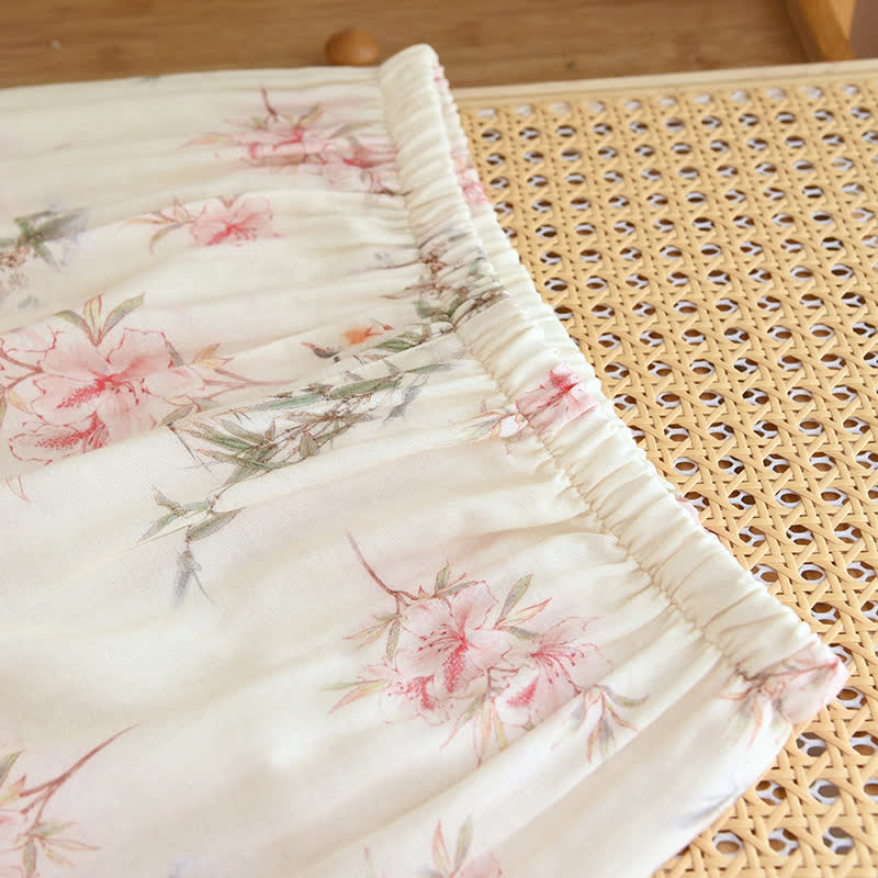 Elegante abbigliamento da casa con foglie di ciliegio in fiore